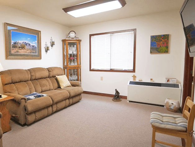 Good Samaritan Society - Grand Island Crane Meadows assisted living apartment living room
