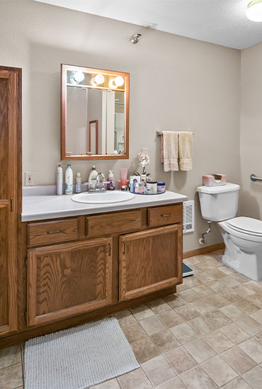Luverne - The Oaks Bathroom