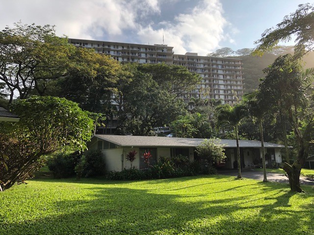 Exterior of one-bedroom duplex cottage at Pohai Nani