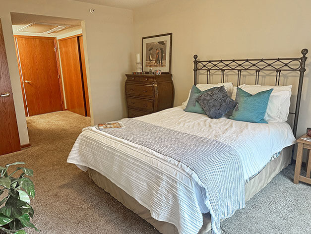 Assisted living apartment bedroom at Good Samaritan Society - Heritage Place of Roseville.