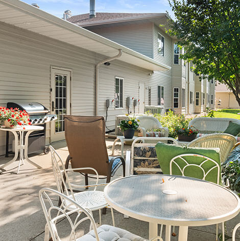 Meadowstone independent living community patio at Good Samaritan Society - Sioux Falls Vilalge