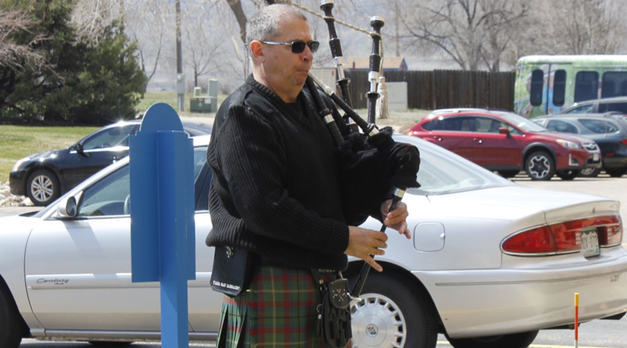 Bagpiper lifts spirits, shows solidarity at Colorado location during COVID-19 pandemic